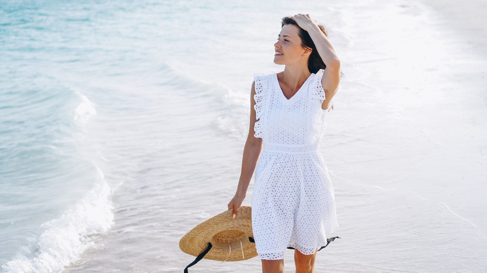 What to Wear to Beach in Fall: Stylish & Cozy Outfit Ideas